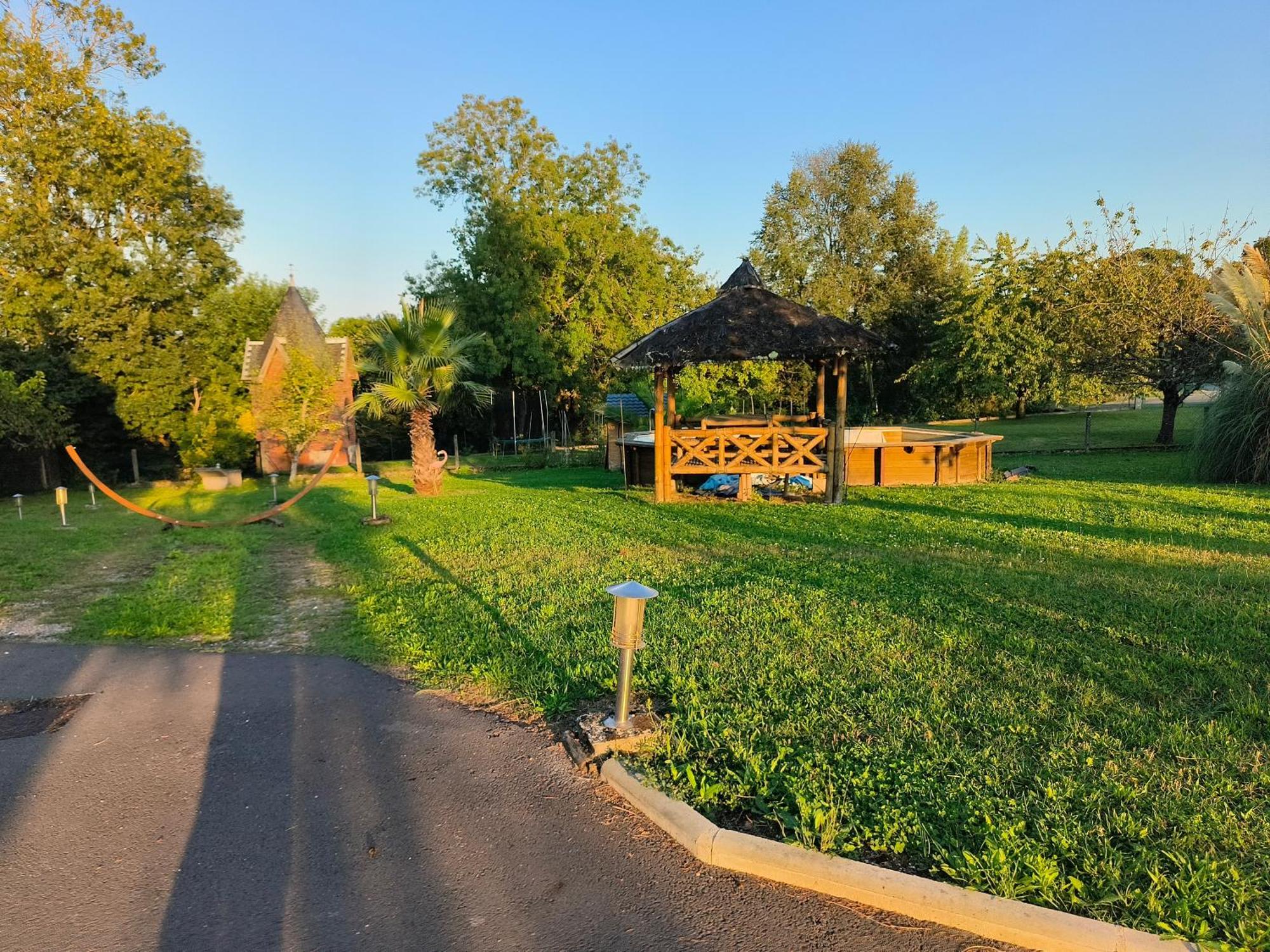 Vegetal Jungle Bed & Breakfast Blaye-Les-Mines Exterior photo
